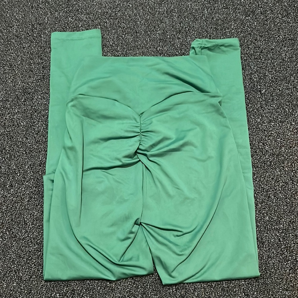 Green butt scrunch leggings